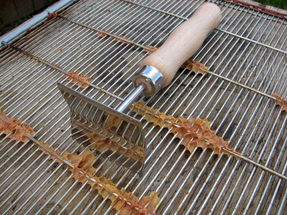 Queen Excluder Cleaner,Beekeeping,beekeeping gear,oz armour