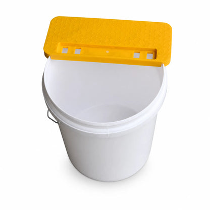Plastic uncapping bucket for beekeeping honey harvesting